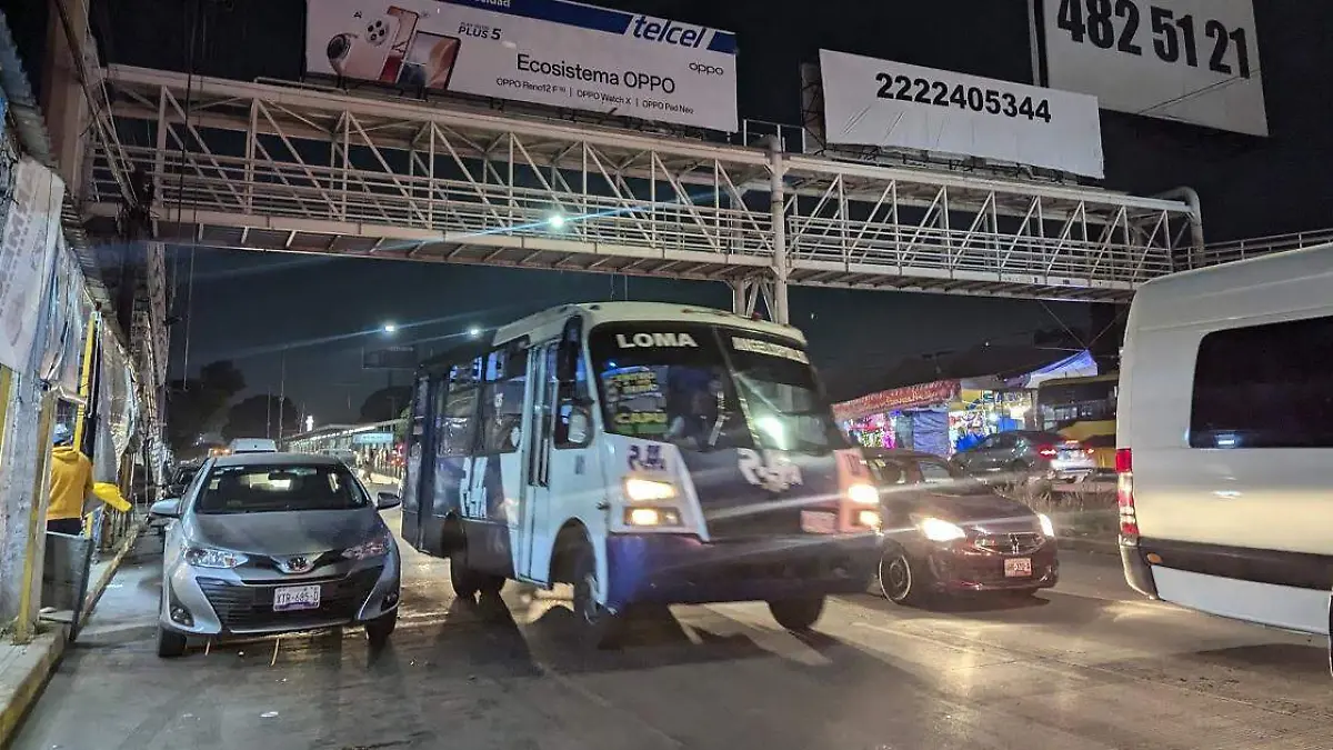 Al cruzar la calle, hombre es atropellado por RUTA frente al Mercado Hidalgo